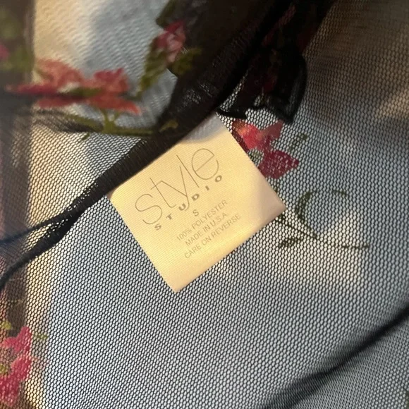 Mesh mid sleeve cover up in great condition - Picture 3 of 3